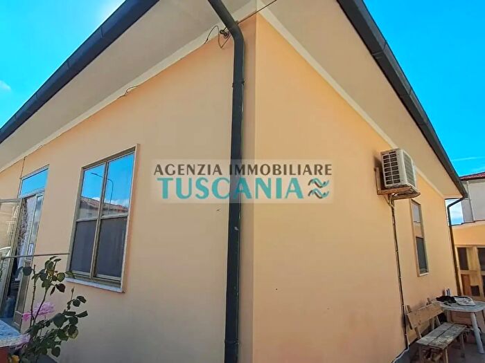 Casa con 5 locali in vendita in Cecina