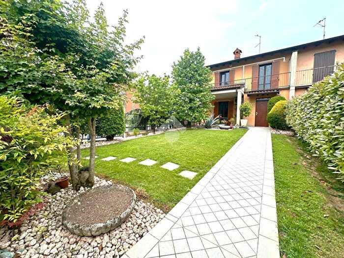 Casa quadrilocale in vendita in Via a Locatelli, Martinengo