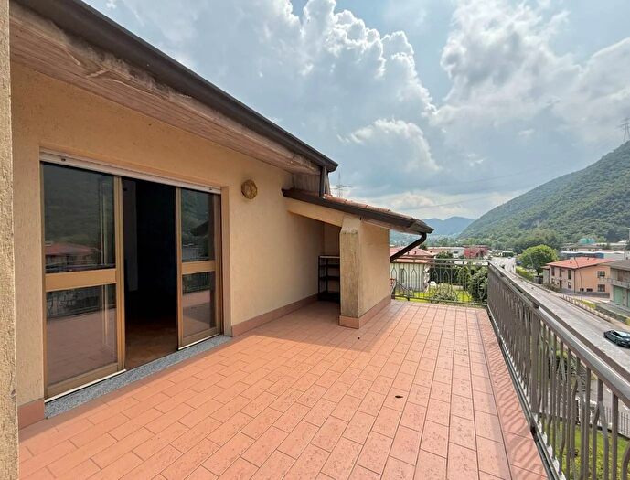 Appartamento trilocale in vendita in Via Nazionale Casazza, Casazza