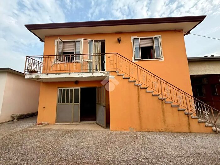 Appartamento trilocale in vendita in Via IV Novembre, Vescovana