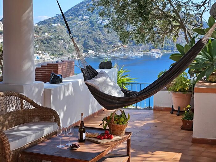 Casa con 18 locali in vendita in Contrada Vizzina Snc, Lipari