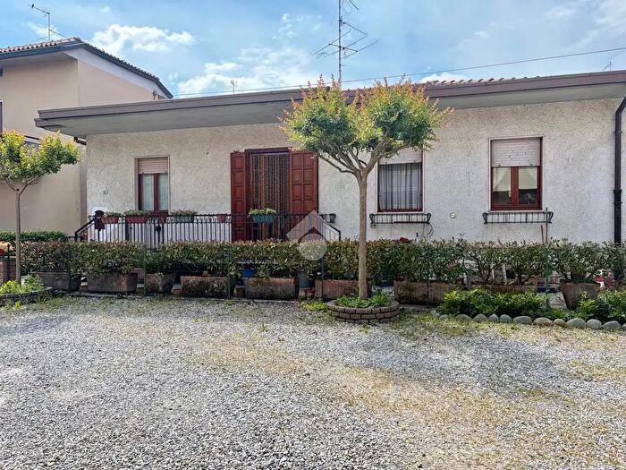 Casa trilocale in vendita in Via Capersegno, Presezzo