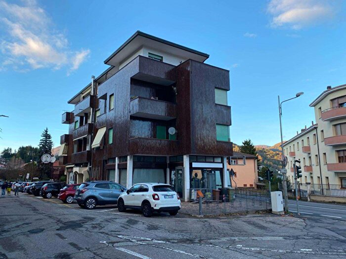 Appartamento con 6 locali in vendita in Lavena Ponte Tresa