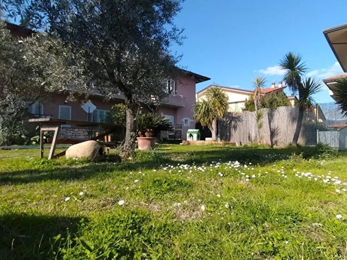 Casa con 7 locali in vendita in Massa