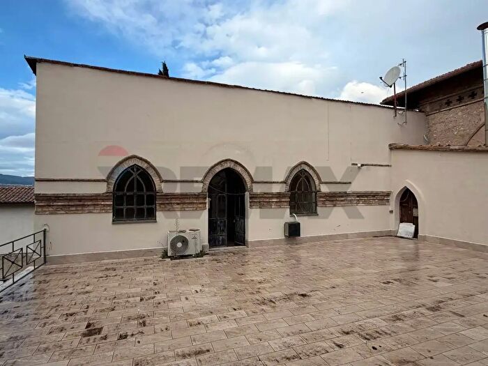 Appartamento con 6 locali in vendita in Via Cannaiola, Trevi