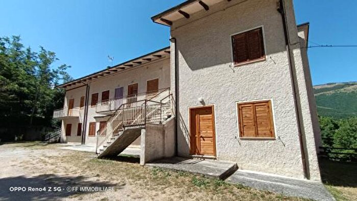 Appartamento quadrilocale in vendita in Frazione Scaramuccia, Fiastra