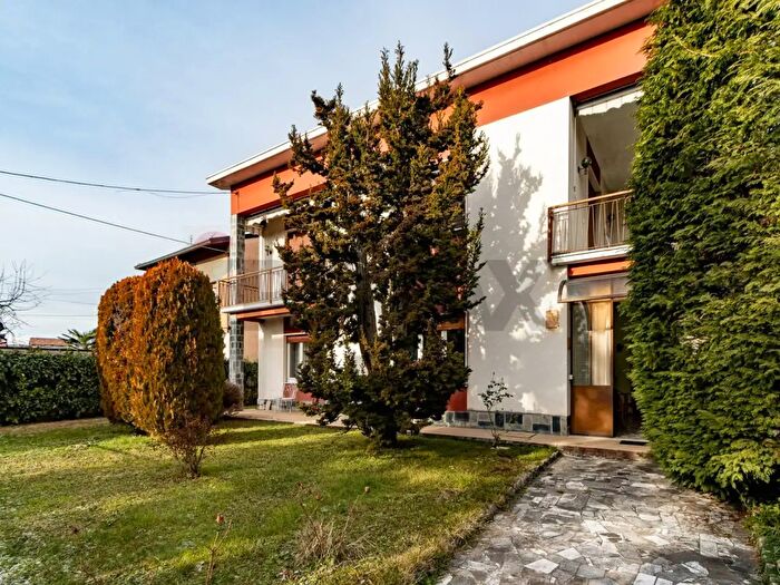 Casa con 10 locali in vendita in Via Montello, Venegono Inferiore
