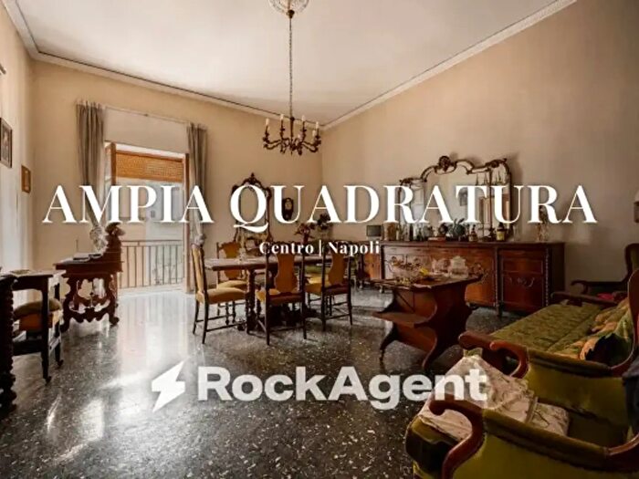 Appartamento con 5 locali in vendita in Via Sant'Antonio Abate, Napoli