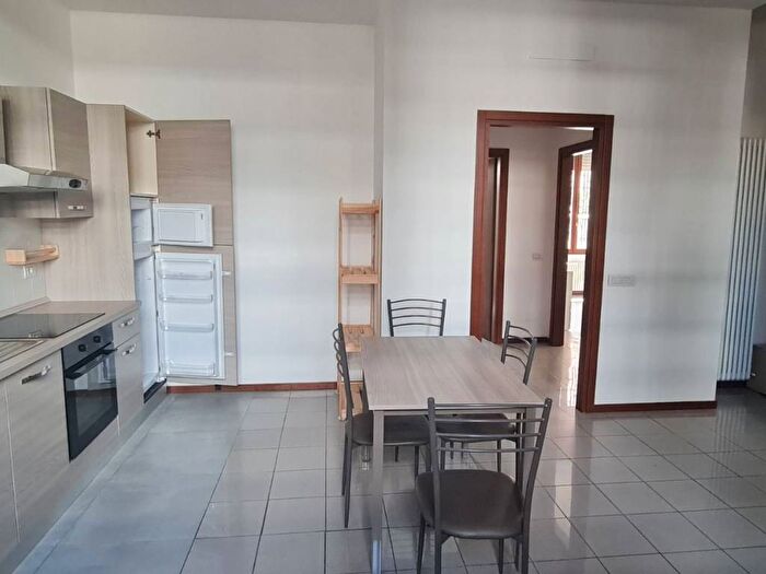 Appartamento trilocale in affitto in Via Polesine, Corvetto, Milano