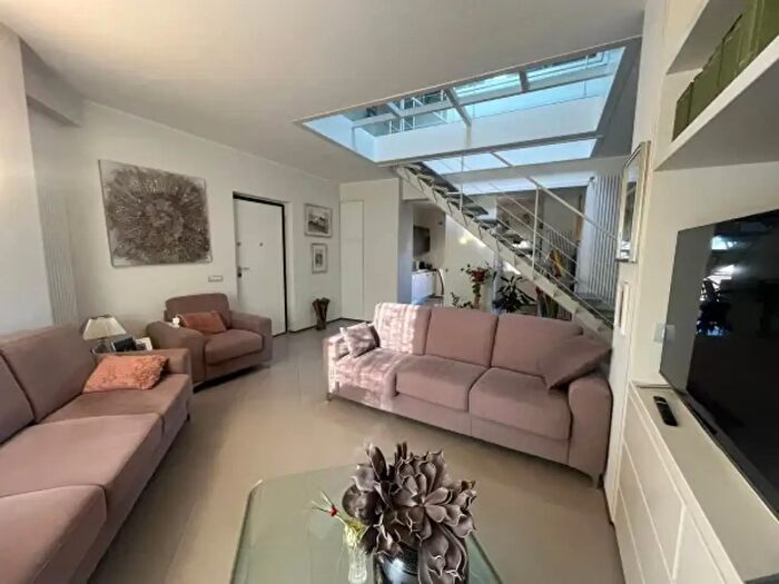 Appartamento con 6 locali in vendita in Via Monsignor Armando Fares, Catanzaro