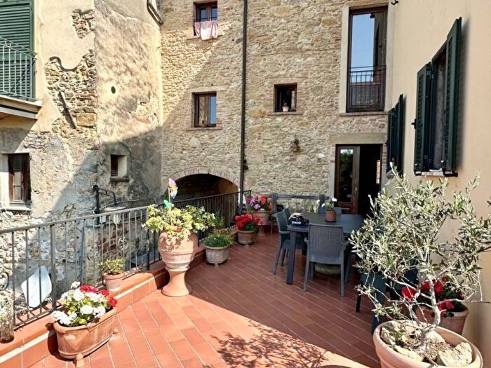 Appartamento con 6 locali in vendita in Via del Borgo, Montescudaio