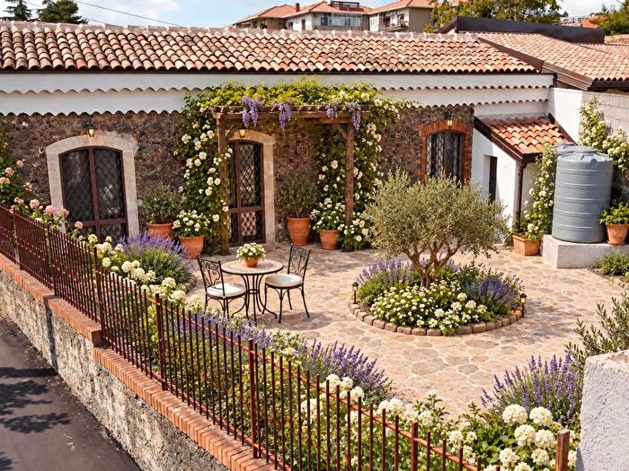 Casa quadrilocale in vendita in Via Sarafia, Pedara