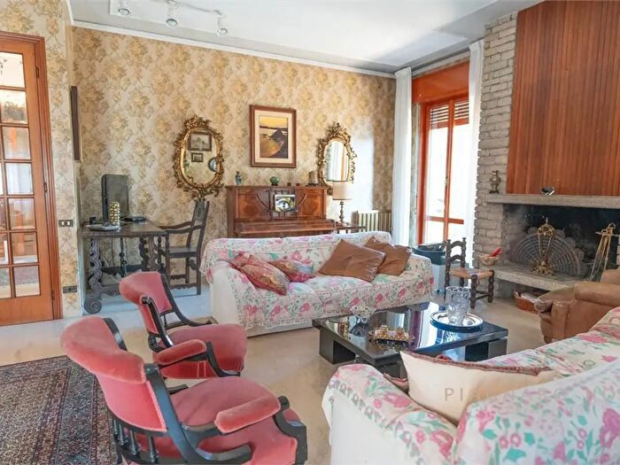 Casa con 12 locali in vendita in Via Pirandello, Pontremoli