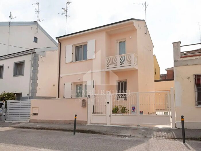 Casa quadrilocale in vendita in Via Tancredi, Ferrara