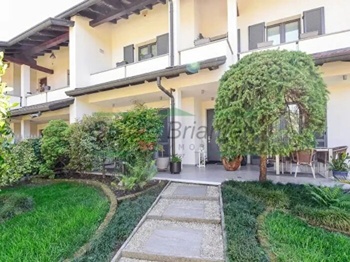 Casa quadrilocale in vendita in Via Ugo Foscolo, Giussano