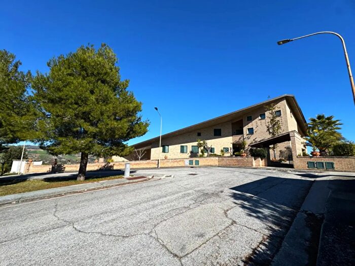 Casa con 20 locali in vendita in Via Luigi Einaudi, Grottazzolina