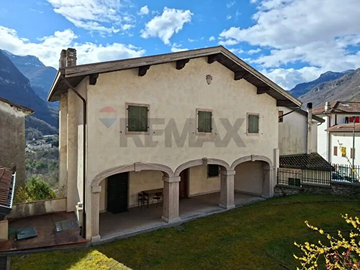 Casa con 9 locali in vendita in Via Giovanni Uberti, Longarone