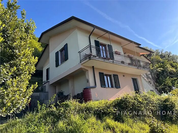 Casa con 5 locali in vendita in Filattiera