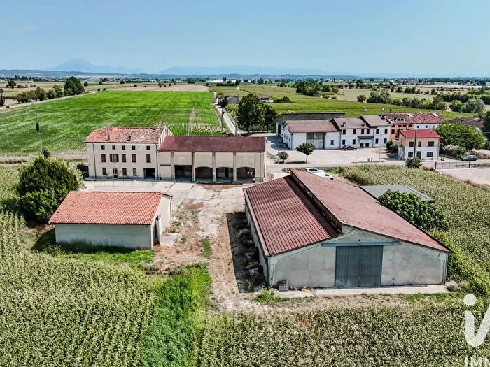 Casa con 10 locali in vendita in Via Tezze, Ceresara