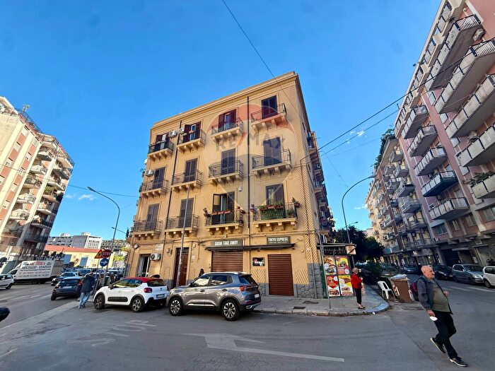 Appartamento trilocale in vendita in Piazza Raffaele Busacca, Palermo