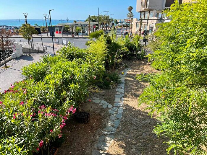 Appartamento trilocale in affitto in Via Novembre, Centro, Pietra Ligure