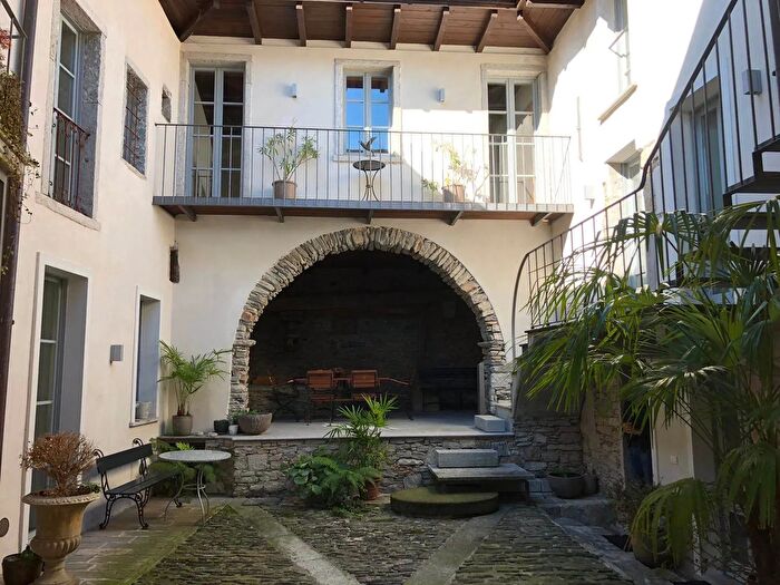 Casa con 10 locali in vendita in Oggebbio
