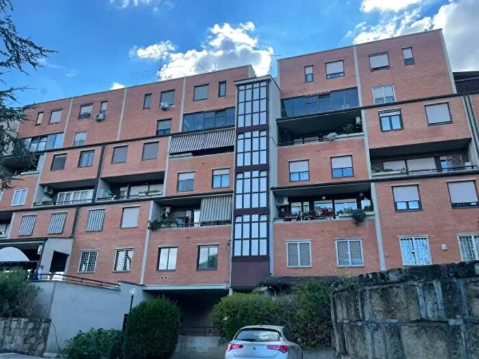 Appartamento trilocale in vendita in Via Valbondione, Roma