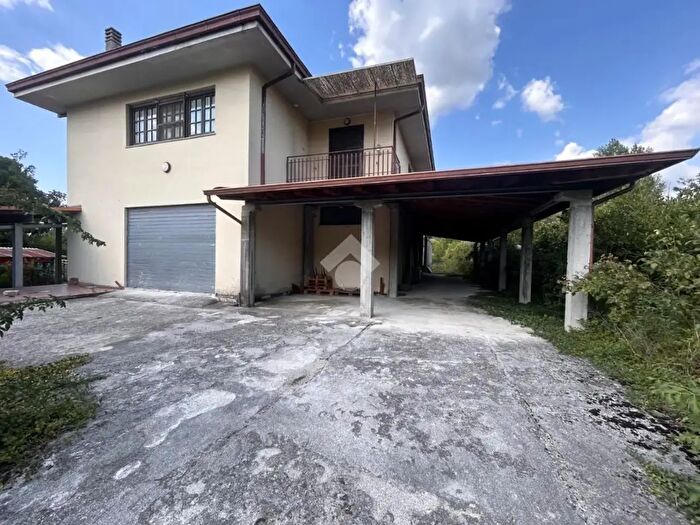 Casa con 10 locali in vendita in Via della Cartiera, Atina