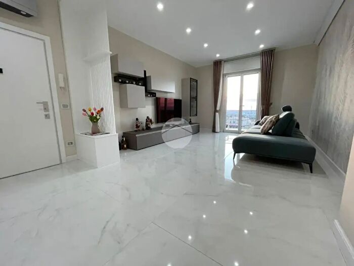 Appartamento trilocale in affitto in Via Massa, Pollena Trocchia