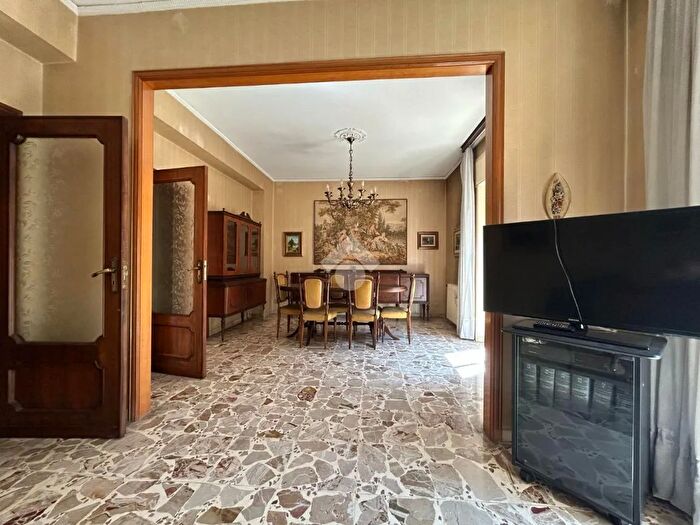 Appartamento con 5 locali in vendita in Via Emilio Capizzano, Cosenza