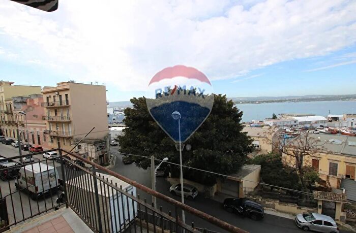 Appartamento con 8 locali in vendita in Via XIV Ottobre, Augusta