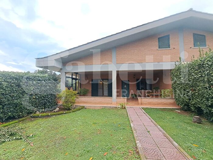 Casa con 9 locali in vendita in Via Mar Libico, Pomezia