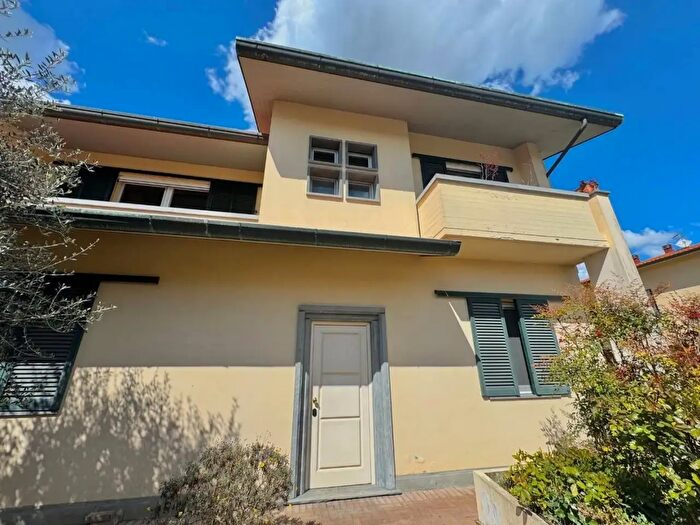 Casa con 8 locali in vendita in Ponsacco