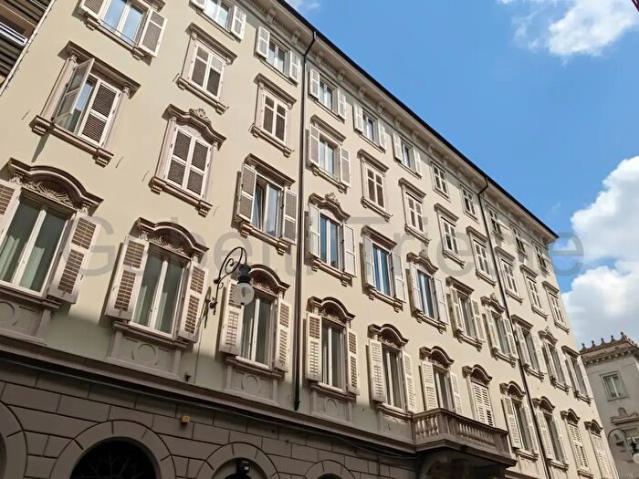 Appartamento trilocale in vendita in Via Mazzini, Trieste