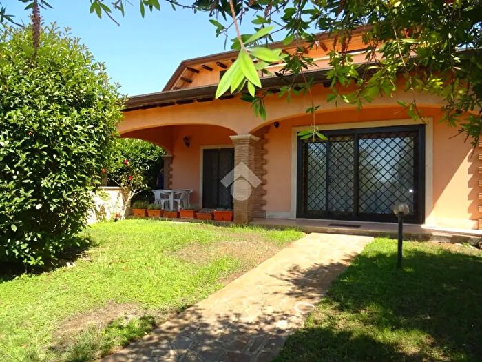 Casa con 5 locali in vendita in Via Afrodite, Pomezia