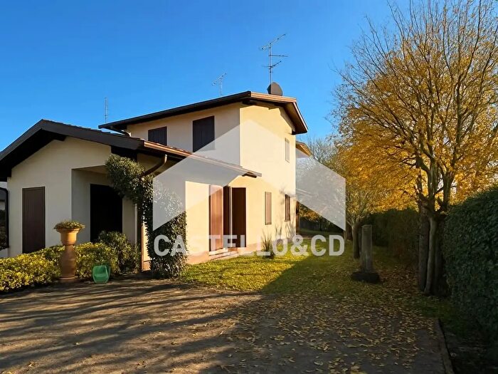 Casa quadrilocale in vendita in Via Pietro Beschi, Castiglione Delle Stiviere