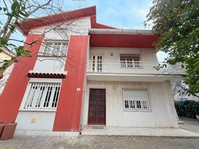 Casa con 6 locali in vendita in Viale Amatore Sciesa, Riccione