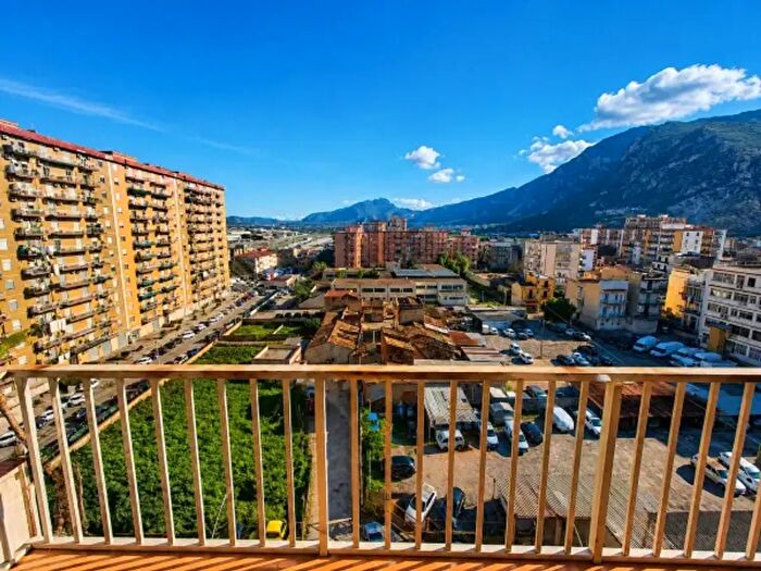 Appartamento trilocale in vendita in Via Andrea Biondo, Palermo