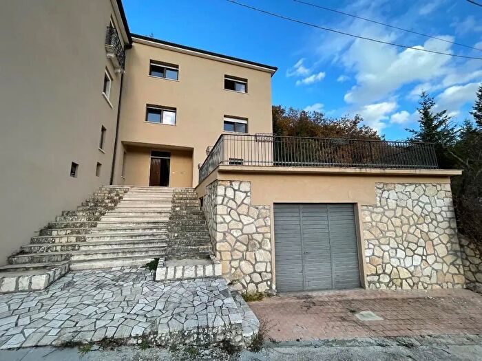 Casa con 5 locali in vendita in Via Fagnano Snc, Fagnano Alto