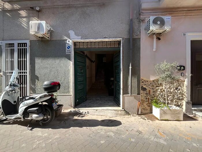 Casa con 10 locali in vendita in Via Pace, Riposto