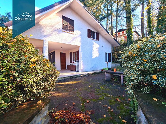 Casa quadrilocale in vendita in Via Manzoni, Rivergaro