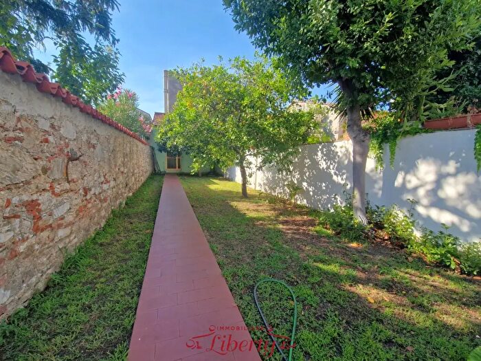 Casa con 6 locali in vendita in Viareggio