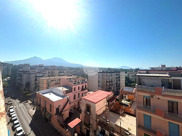 Appartamento con 5 locali in vendita in Piazza Bernardo Tanucci, San Giorgio A Cremano