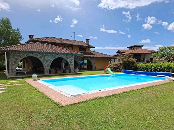 Casa con 11 locali in vendita in Invorio, Invorio