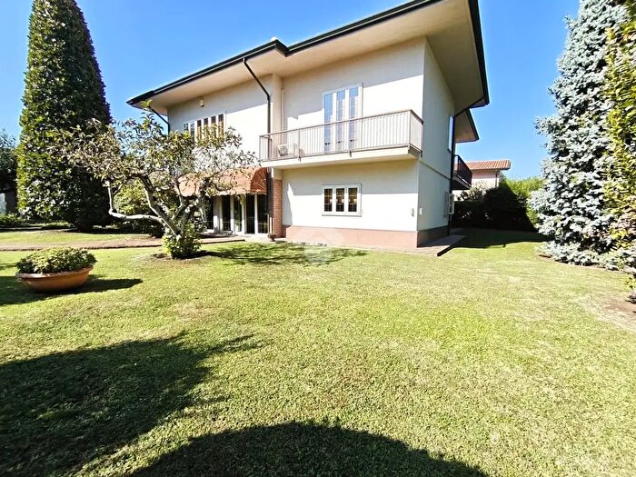Casa con 6 locali in vendita in Via Caduti del Lavoro, Curtatone