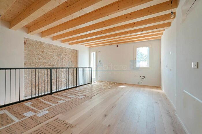 Appartamento con 5 locali in vendita in Via Marzolo Treviso, Treviso