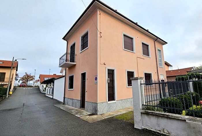 Casa con 6 locali in vendita in Via XII Maggio, Chivasso