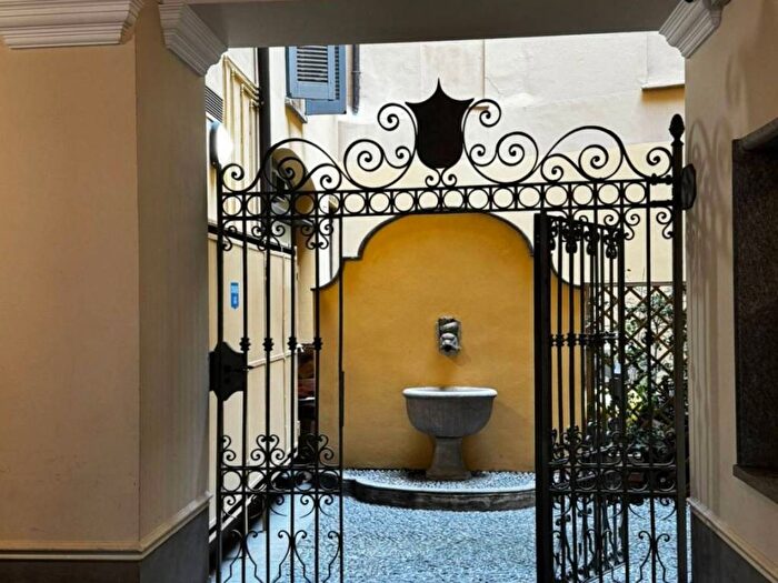 Casa trilocale in affitto in Via Festa del Perdono, Missori, Milano