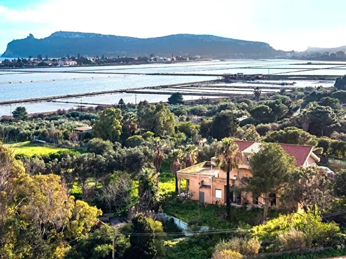 Casa con 15 locali in vendita in Via delle Acacie, Cagliari