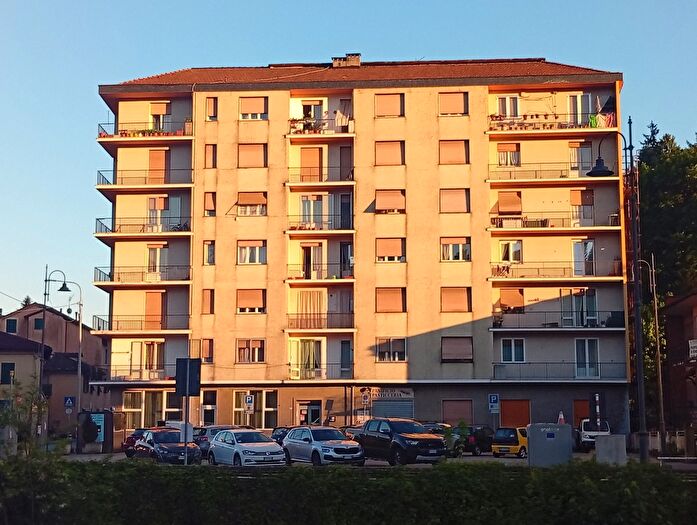 Appartamento con 8 locali in vendita in Piazza Giacomo Carpaneto, Ronco Scrivia